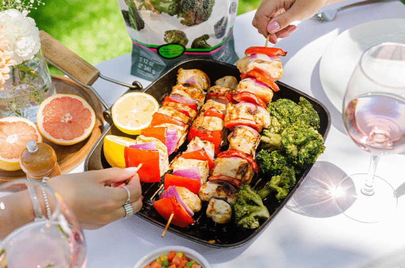 Brochetas de pollo con brócoli
